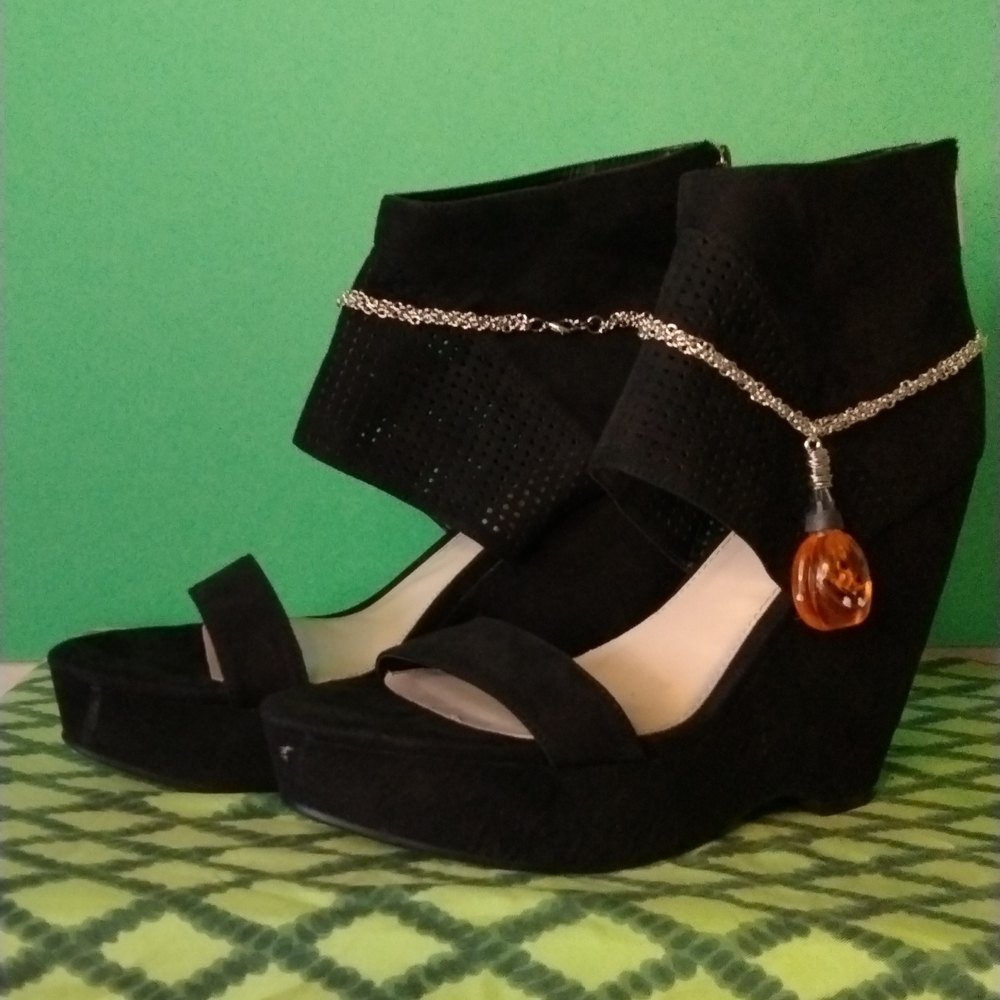 Bar lll suede platform shoe with pumpkin shoe charm